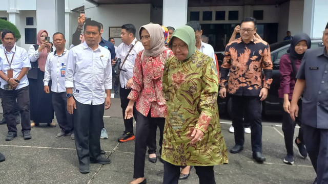 Mensos Tri Rismaharini memberikan gerobak ke sejumlah UMKM di Tasikmalaya. Foto: kumparan