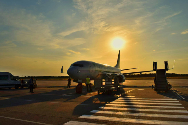 Jadwal Kedatangan Pesawat Bandara Juanda Terminal 1. Foto Hanya Ilustrasi, Bukan Tempat Sebenarnya. Sumber Unsplash Anna Gru