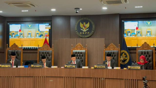 Pembacaan sidang putusan perkara tindak asusila Ketua KPU, Hasyim Asy'ari kepada anggota PPLN Den Haag, Beland di ruang sidang DKPP, Jakarta, Rabu (3/7/2024).  Foto: Luthfi Humam/kumparan