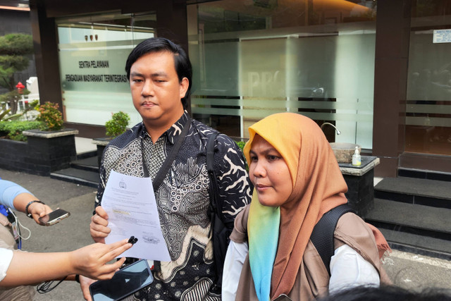 Kepala Divisi Hukum KontraS, Andrie Yunus (kiri); dan Direktur LBH Padang, Indira Suryani (kanan), mengadukan Kapolda Sumbar ke Propam Mabes Polri.  Foto: Jonathan Devin/kumparan