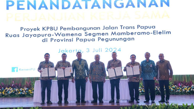 Konsorsium PT Hutama Karya (Persero) (HK) dan PT Hutama Karya Infrastruktur (HKI), menandatangani proyek KPBU Pembangunan Jalan Trans Papua Ruas Jayapura-Wamena di Auditorium Kementerian PUPR, Jakarta, Rabu (3/7/2024). Foto: Hutama Karya