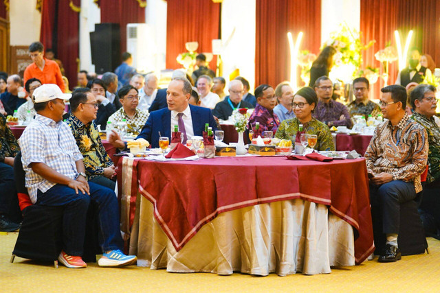 Penjabat (Pj) Gubernur Jawa Timur Adhy Karyono memperkenalkan keindahan Pariwisata Jawa Timur melalui tayangan slide video saat Welcome Diner Joint Working Group (JWG) Indonesia-Prancis di Gedung Negara Grahadi, Surabaya, Selasa (2/7/2024) malam.