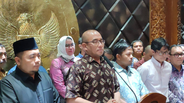 Ketua KPU RI, Hasyim Asyari, saat menyampaikan keterangan di Kantor KPU RI.  Foto: Rachmadi Rasyad/kumparan