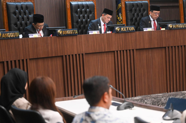 Ketua DKPP Heddy Lugito didampingi anggota DKPP J Kristiadi dan I Dewa Kade Wiarsa memimpin sidang pembacaan putusan dugaan pelanggaran Kode Etik Penyelenggara Pemilu dengan terlapor Ketua KPU RI Hasyim Asy'ari di Ruang Sidang DKPP, Rabu (3/7/2024). Foto: Rivan Awal Lingga/ANTARA FOTO