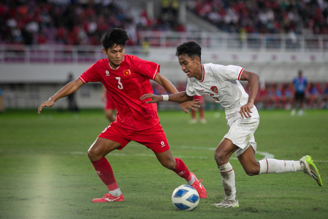 Pesepak bola Timnas Indonesia Evandra Florasta (kanan) berebut bola dengan pesepak bola Timnas Vietnam Le Huy Viet Anh (kiri) pada pertandingan perebutan juara ketiga Piala AFF U-16 di Stadion Manahan, Solo, Jawa Tengah, Rabu (3/7/2024). Foto: Mohammad Ayudha/ANTARA FOTO