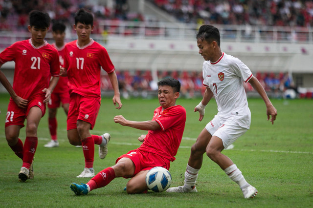 Pesepak bola Timnas Indonesia Muhamad Zahaby Gholy (kanan) berebut bola dengan pesepak bola Timnas Vietnam Nguyen Thai Hieu (ketiga kiri) pada pertandingan perebutan juara ketiga Piala AFF U-16 di Stadion Manahan, Solo, Jawa Tengah, Rabu (3/7/2024). Foto: Mohammad Ayudha/ANTARA FOTO