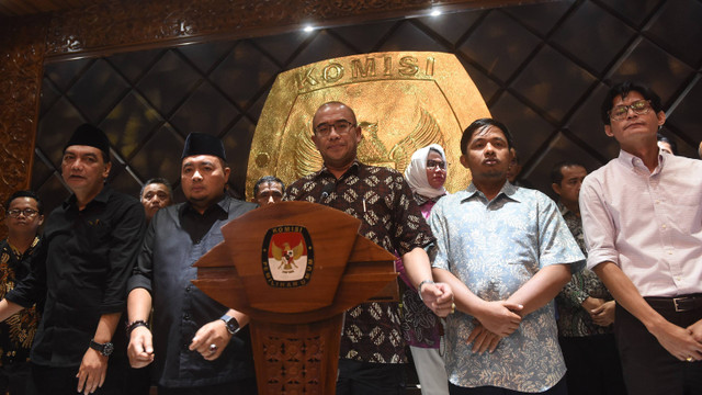 Ketua Komisi Pemilihan Umum Hasyim Asy'ari (tengah) memberikan keterangan pers terkait pemberhentian dirinya dalam sidang putusan dugaan pelanggaran Kode Etik Penyelenggara Pemilu (KEPP) oleh DKPP di Gedung KPU, Jakarta, Rabu (3/7/2024). Foto: ANTARA FOTO/Indrianto Eko Suwarso