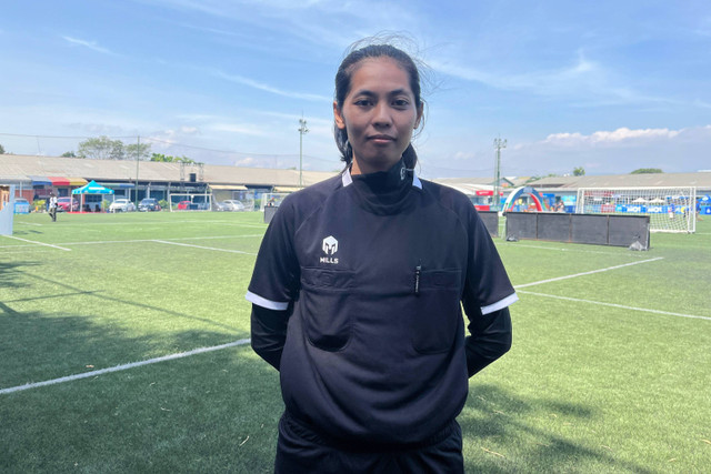 Desy Amelia, wasit wanita Bandung yang memimpin pertandingan di MilkLife Soccer Challenge Bandung.  Foto: Antika Fahira/kumparan