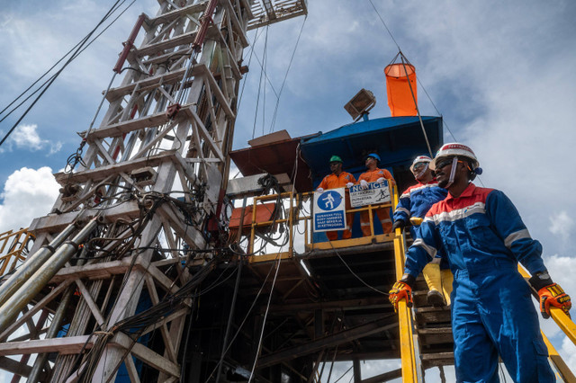 Sejumlah pekerja Pertamina EP Papua Field memeriksa fasilitas di area pengeboran sumur eksplorasi Buah Merah (BMR)-001, Distrik Klasafet, Kabupaten Sorong, Papua Barat Daya. Foto: Erlangga Bregas Prakoso/ANTARA FOTO