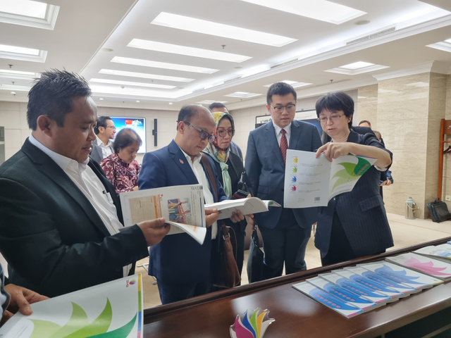 Sekjen Kemnaker, Anwar Sanusi (kedua dari kiri) saat melakukan kunjungan ke Head Quarters Kementerian SDM dan Jaminan Sosial RRT di Beijing, Republik Rakyat Tiongkok, Rabu (3/7/2024). Foto: Dok. Kemnaker