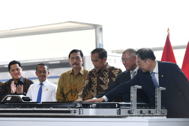 Presiden Joko Widodo (ketiga kanan) didampingi Menko Marves Luhut Binsar Pandjaitan (ketiga kiri), Executive Chairman Hyundai Motor Group Euisun Chung (kedua kanan), meresmikan pabrik baterai kendaraan listrik. Foto: Hafidz Mubarak A/Antara Foto 