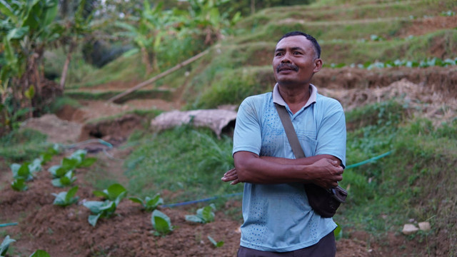 Wahyu di dekat kebun aren nya (Sumber: Fathan Insanulkamil)