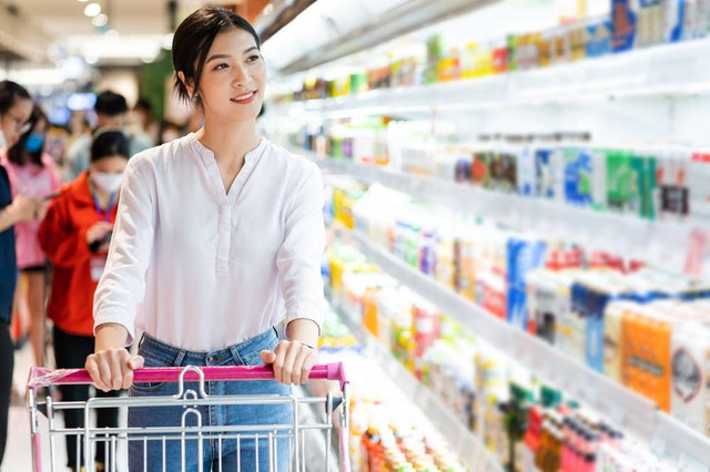 Ilustrasi perempuan belanja di supermarket