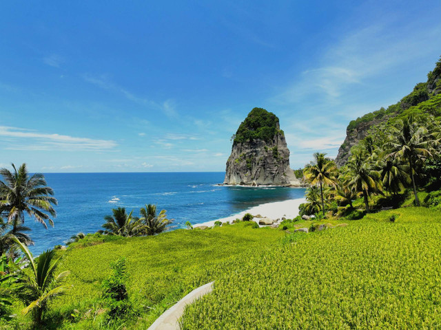 Pantai Pangasan. Sumber: unsplash.com/Rizal Mustofa.