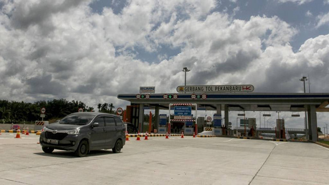 Sejumlah kendaraan melintas di Jalan Tol Pekanbaru Dumai Seksi I, di Pekanbaru, Riau, Selasa (19/5/2020). Foto: ANTARA FOTO/Rony Muharrman