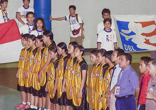 Seremoni sederhana membuka DBL 2004 di GOR Kampus C Universitas Airlangga Surabaya. Foto:  DBL Indonesia