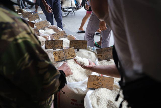 Calon pembeli memilah beras di Pasar Induk Beras Cipinang, Jakarta, Kamis (4/7/2024). Foto: Iqbal Firdaus/kumparan