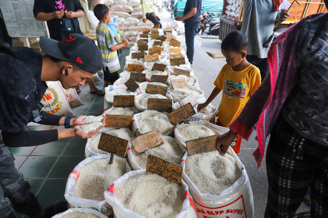 Calon pembeli memilah beras di Pasar Induk Beras Cipinang, Jakarta, Kamis (4/7/2024). Foto: Iqbal Firdaus/kumparan