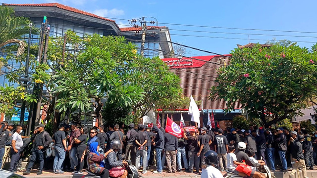 Ratusan pegawai bandara Ngurah Rai, demo tolak perubahan pekerja tetap jadi kontrak/  Foto: Denita BR Matondang/kumparan