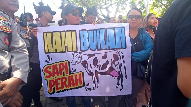 Demo para pegawai Bandara Ngurah Rai, Kamis (4/7/2024). Foto: Denita BR Matondang/kumparan