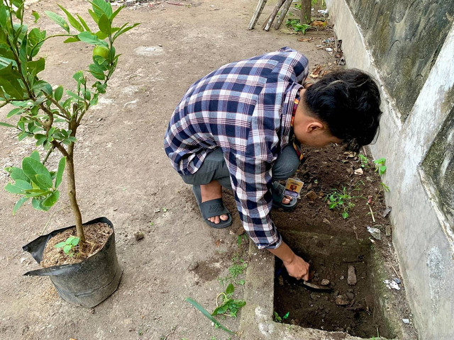 Mahasiswa KKN Universitas Ahmad Dahlan (UAD) manfaatkan lahan kosong di Kemantren Wirobrajan (Dok. Istimewa)