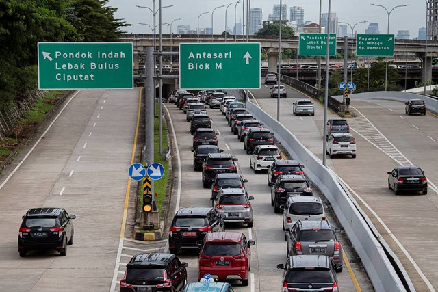 Sejumlah kendaraan antre menuju Jalan Pangeran Antasari usai keluar dari Gerbang Tol Cilandak Utama di Jakarta, Senin (13/2/2023). Foto: Sigid Kurniawan/ANTARA FOTO