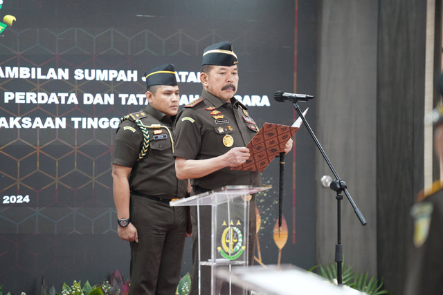 Jaksa Agung ST Burhanuddin memimpin upacara pelantikan di Gedung Utama Kejaksaan Agung, Jakarta, Kamis (4/7/2024). Foto: Kejagung