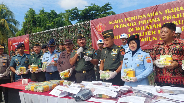 Pemusnahan barang bukti kejahatan yang dilakukan oknum TNI. Foto: Dok. Istimewa