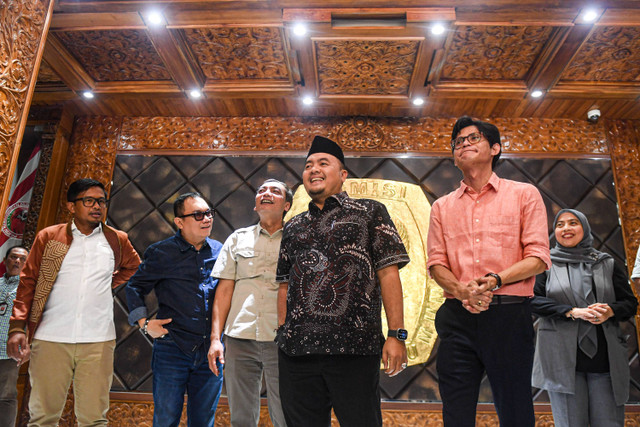 Plt Ketua KPU Mochammad Afifuddin berbincang bersama Komisioner KPU Idham Holik, Parsadaan Harahap, Yulianto Sudrajat, Agus Mellaz, Betty Epsilon usai konferensi pers terkait pemilihan petugas pelaksana Ketua KPU di Kantor KPU, Kamis (4/7/2024). Foto: Muhammad Adimaja/ANTARA FOTO