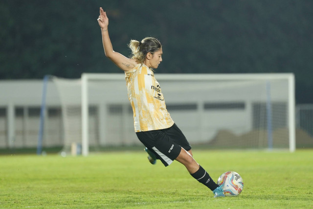 Zahra Muzdalifah dalam latihan Timnas Wanita Indonesia di Stadion Madya GBK, Jakarta, Selasa (2/7/2024). Foto: Timnas Indonesia