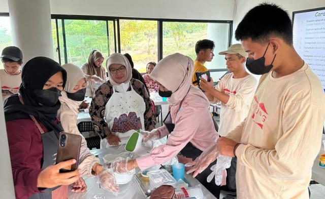 Dospulkam IPB Berikan Pelatihan Pembuatan Es Krim Susu Kambing dan Tepung Pisang