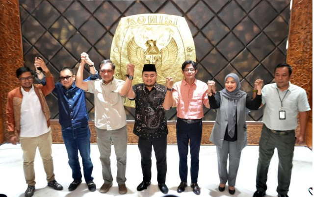 Plt Ketua KPU RI Mochammad Afifuddin (tengah( bersama jajarannya usai memberikan keterangan kepada awak media di Kantor KPU RI, Jakarta, Kamis (4/7/2024).  Foto: ANTARA/HO-KPU RI.