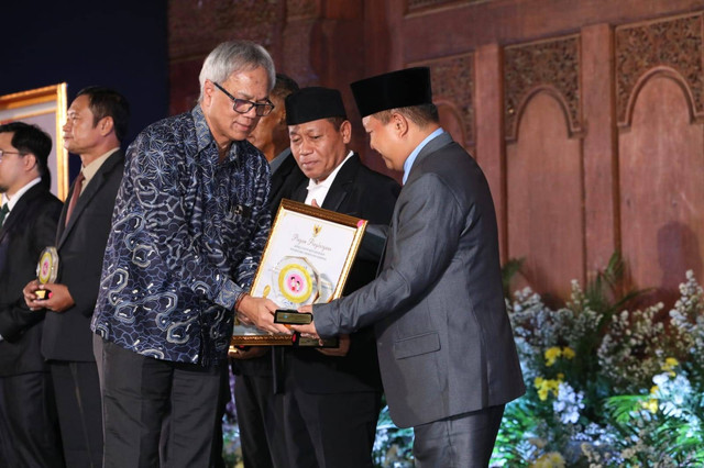 Wakil Bupati Sekadau, Subandrio, menerima penghargaan dari BKKBN RI. Foto: Dok. Pemkab Sekadau