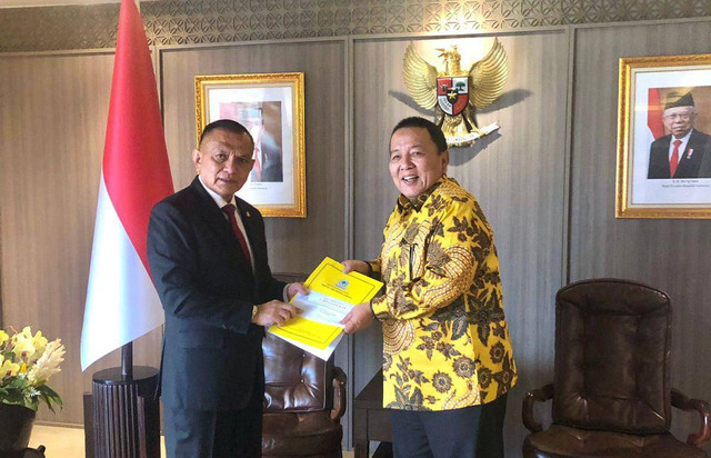 Penyerahan rekomendasi oleh Sekretaris Jenderal DPP Golkar, Lodewijk F. Paulus kepada Arinal Djunaidi | Foto : Ist