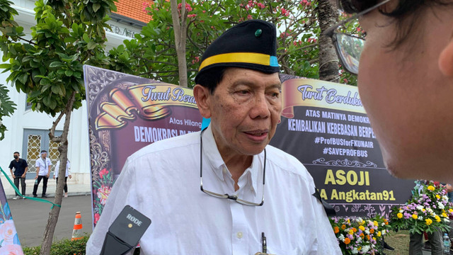 Mantan Rektor Unair periode peroiode 2001-2006, Prof Dr Med Puruhito usai mengikuti aksi bela Prof Dr Budi Santoso dr SpOG (K) di halaman depan Kampus A, Unair Surabaya, Kamis (4/7/2024). Foto: Farusma Okta Verdian/kumparan