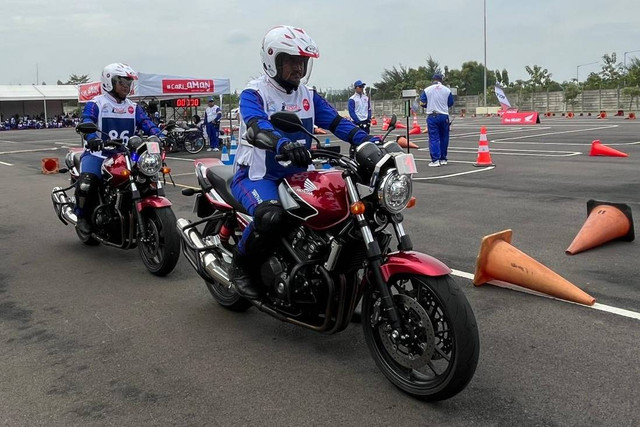 Aksi peserta Astra Honda Safety Riding Instructors Competition (AHSRIC) 2024 di Astra Honda Motor Safety Riding Park (AHMSRP) di Deltamas, Cikarang, Bekasi, Kamis (4/7/2024). Foto: Fitra Andrianto/kumparan