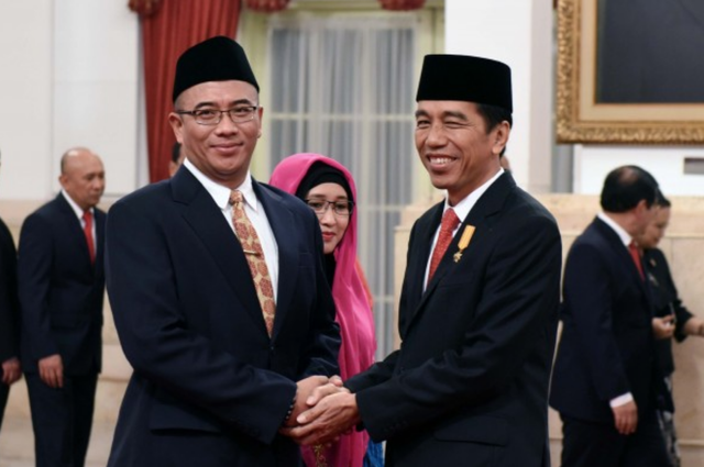 Hasyim Asy'ari didampingi istrinya setelah dilantik Presiden Jokowi sebagai anggota KPU pada 29 Agustus 2016 di Istana Negara, Jakarta. Foto: Dok. Humas Setkab/Jay