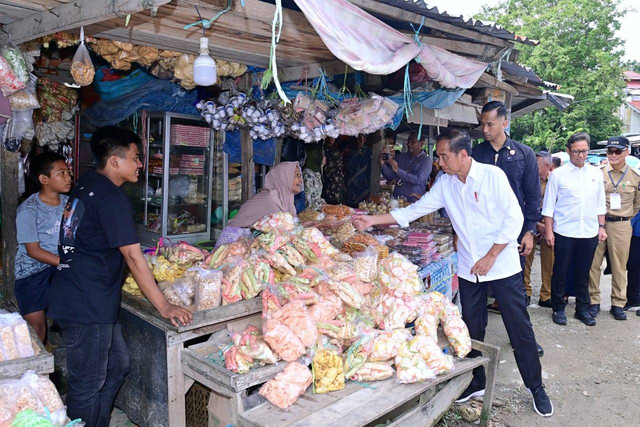 Presiden Joko Widodo (Jokowi) melakukan kunjungan ke Pasar Sentral Palakka, Kabupaten Bone, Provinsi Sulawesi Selatan, pada Kamis (4/7). Foto: Dok. Muchlis Jr - Biro Pers Sekretariat Presiden