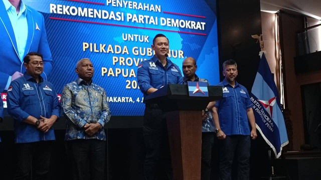 Ketum Partai Demokrat, Agus Harimurti Yudhoyono dalam konferensi pers penyerahan rekomendasi untuk Pilgub Papua Barat di kantor DPP Demokrat, Menteng, Jakarta Pusat, Kamis (4/7). Foto: Fadlan Nuril Fahmi/kumparan