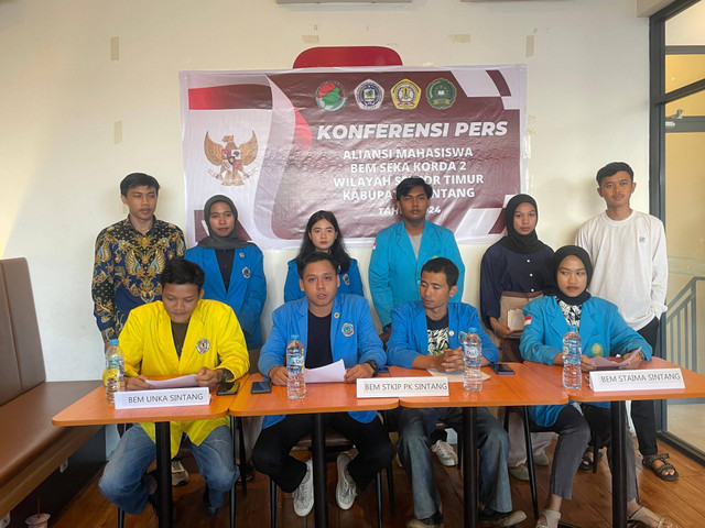 Konferensi pers Aliansi Mahasiswa Sintang menyikapi permasalahan Pertambangan Emas Tanpa Izin (PETI). Foto: Yus Rizal/Hi!Pontianak