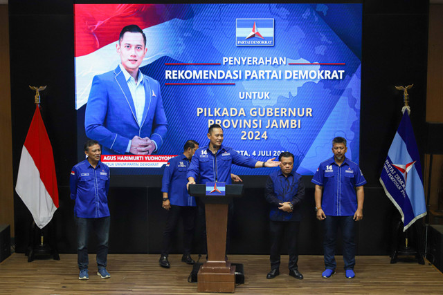 Ketua Umum Partai Demokrat Agus Harimurti Yudhoyono (AHY) memaparkan surat rekomendasi Pilkada di kantor DPP Partai Demokrat, Jakarta, Kamis (7/4/2024). Foto: Iqbal Firdaus/kumparan