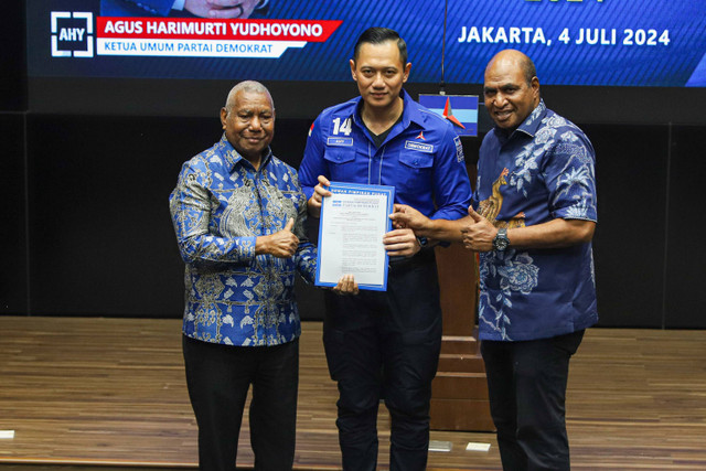 Ketua Umum Partai Demokrat Agus Harimurti Yudhoyono (AHY) memperlihatkan surat rekomendasi Pilkada bersama anggotanya di kantor DPP Partai Demokrat, Jakarta, Kamis (7/4/2024). Foto: Iqbal Firdaus/kumparan