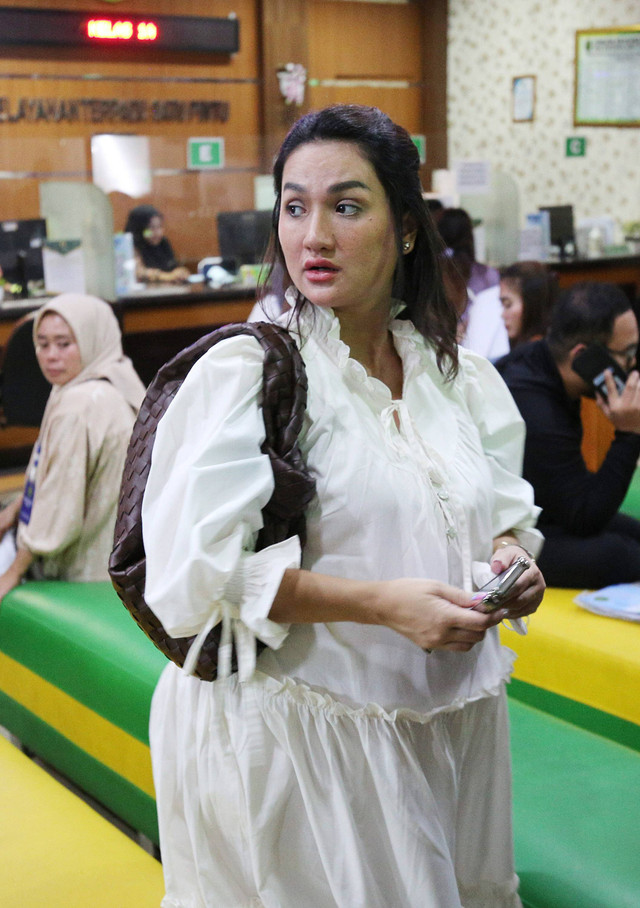 Istri Andrew Andika, Tengku Dewi saat menghadiri sidang cerai di Pengadilan Agama Cibinong, Bogor, Kamis, (4/7/2024).  Foto: Agus Apriyanto