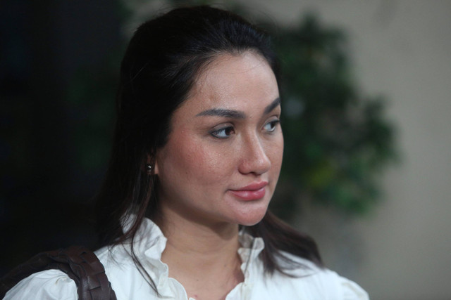 Istri Andrew Andika, Tengku Dewi saat menghadiri sidang cerai di Pengadilan Agama Cibinong, Bogor, Kamis, (4/7/2024).  Foto: Agus Apriyanto