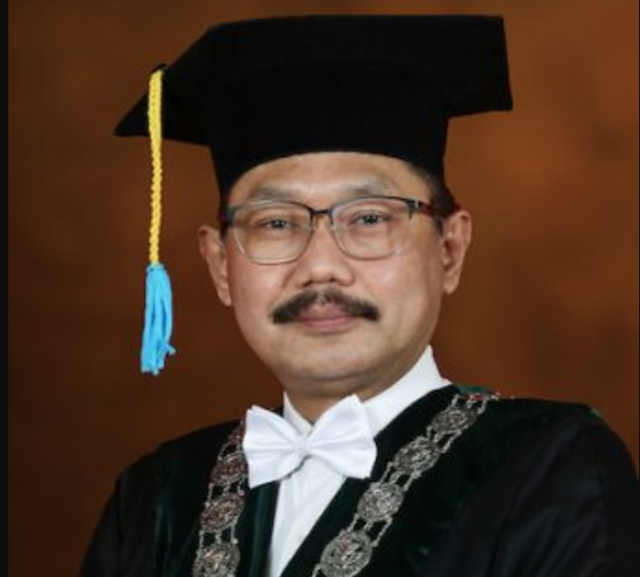 Prof. Dr. Budi Santoso, dr., Sp.OG-K, Dekan Fakultas Kedokteran Universitas Airlangga Periode 2020-2025 Foto: Dok fk.unair.ac.id