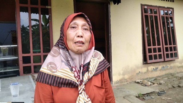 Asniani (60 tahun), seorang pensiunan guru taman kanak-kanak (TK) di Desa Sungai Bertam, Kecamatan Jaluko, Kabupaten Muaro Jambi.  Foto: Dok. Istimewa