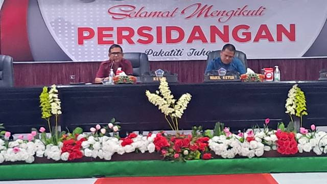 Ketua DPRD Kabupaten Sitaro (kiri) Djon P Janis, didampingi Wakil Ketua DPRD, Bob Janis, saat memimpin Rapat Dengar Pendapat dengan PLN terkait pemadaman listrik yang terus terjadi.