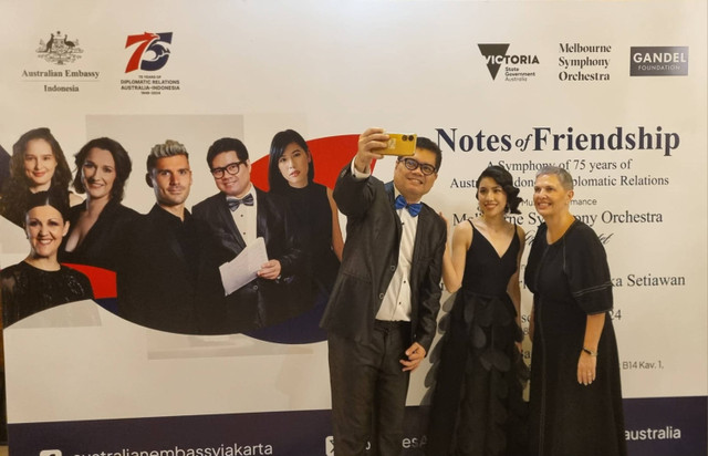 Duta Besar Australia untuk Indonesia, Penny Williams, Soprano Mariska Setiawan, dan Komposer dan Pianis Ananda Sukarlan sedang berfoto bersama di konser musik 'Notes of Friendship': Simfoni Hubungan Diplomatik Australia-Indonesia ke 75 Tahun' Foto: Priscilla Brenda/kumparan