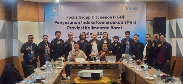 Foto bersama dalam FGD Penyusunan Indeks Kemerdekaan Pers Provinsi Kalbar tahun 2024. Foto: Dok. Dewan Pers