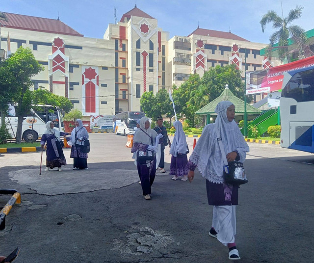 Jemaah haji saat di Asrama Haji Sukolilo Surabaya. Foto: Masruroh/Basra